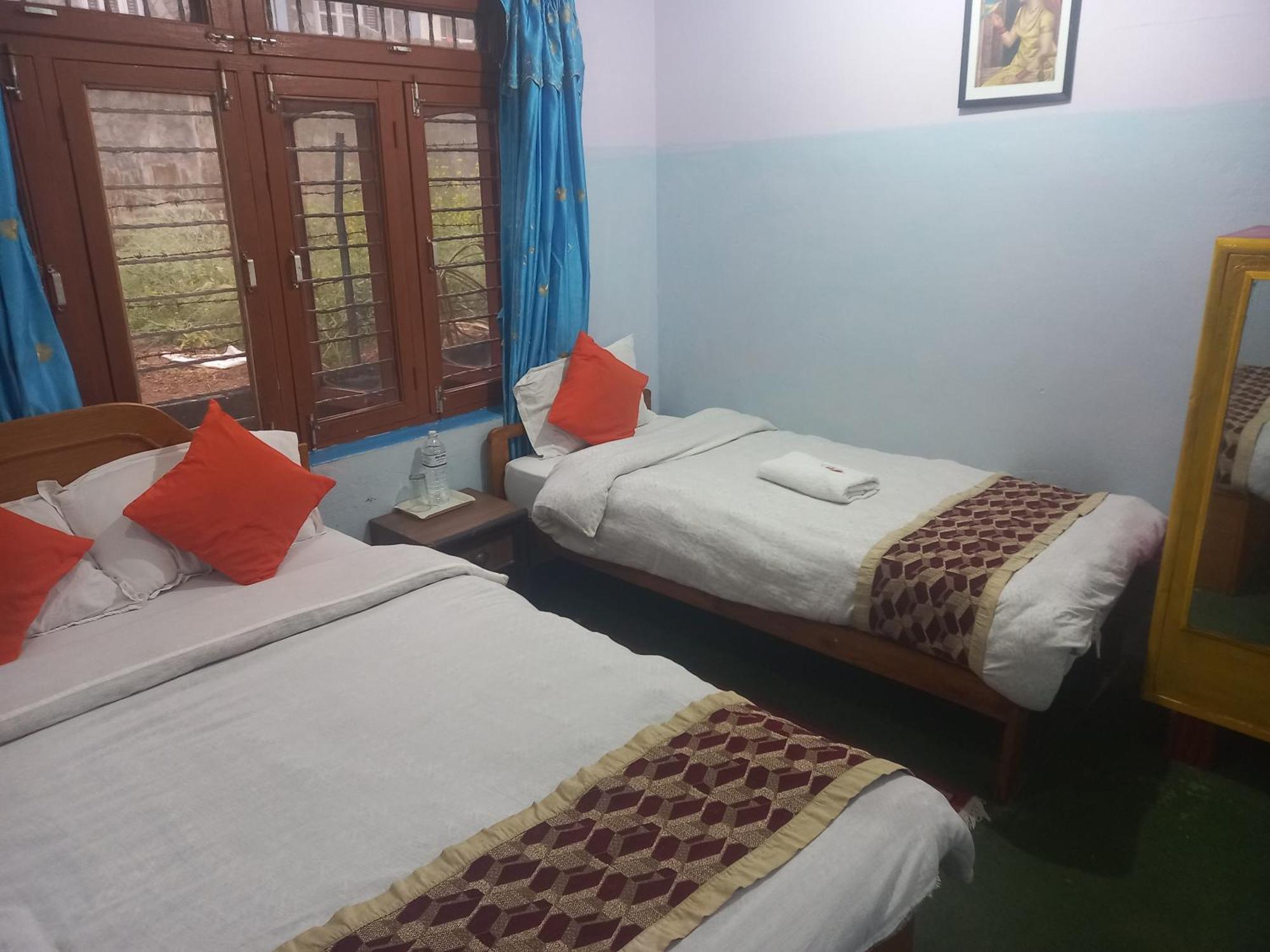 Galaxy Inn Guest House Pokhara Buitenkant foto