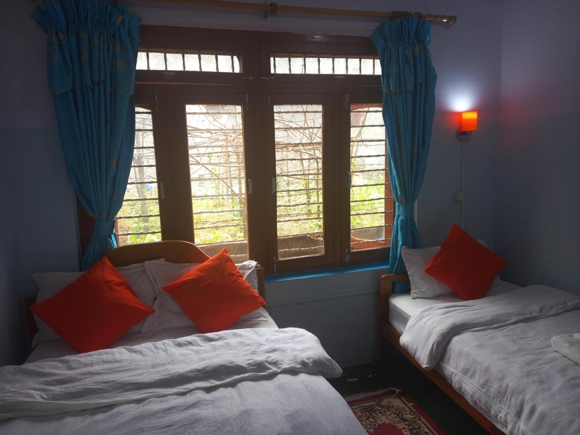 Galaxy Inn Guest House Pokhara Buitenkant foto