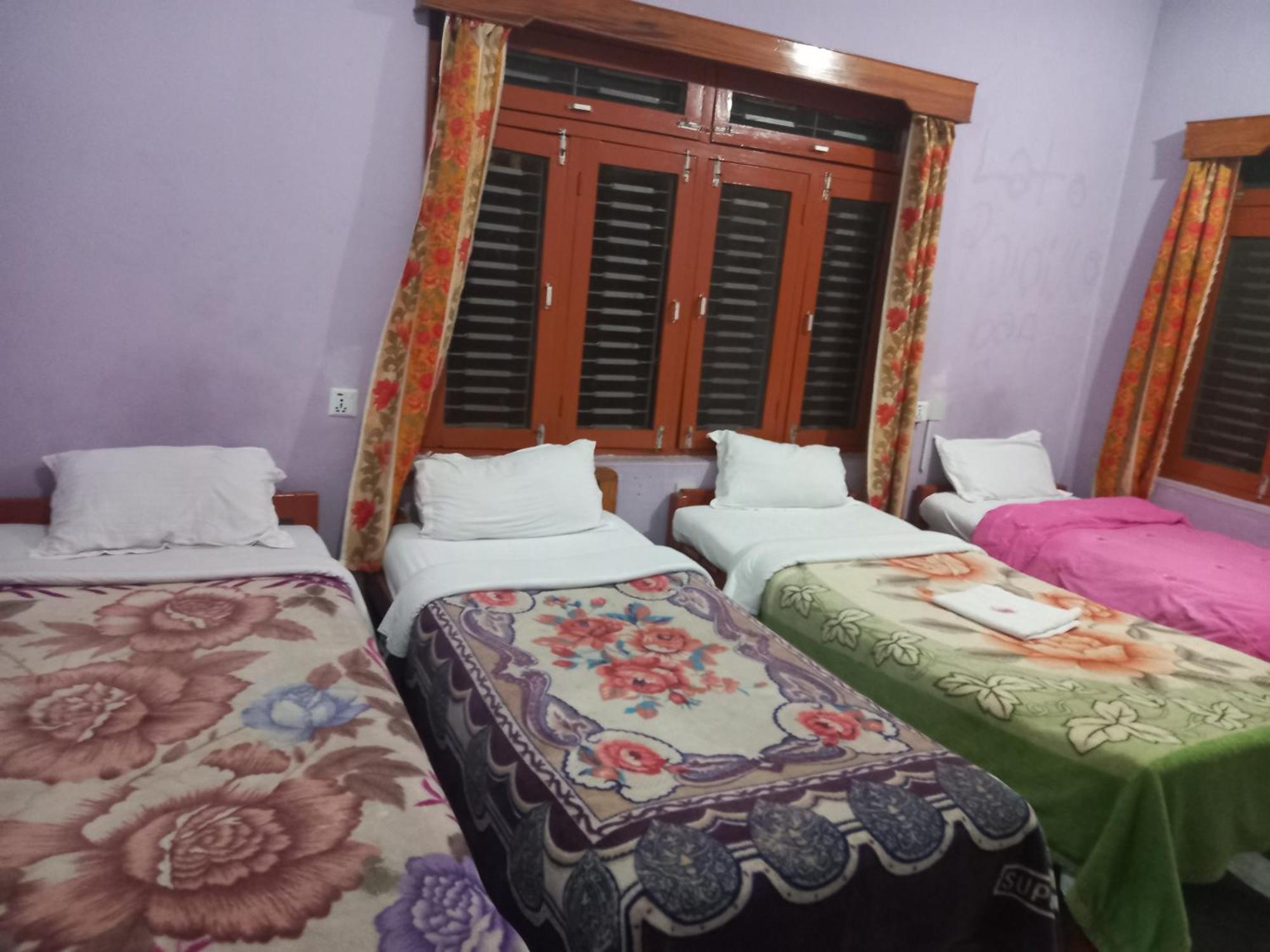 Galaxy Inn Guest House Pokhara Buitenkant foto