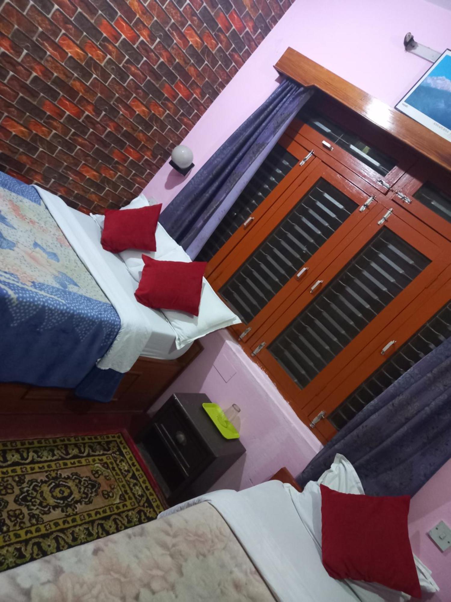 Galaxy Inn Guest House Pokhara Buitenkant foto